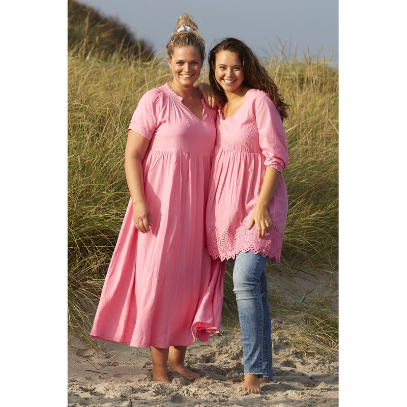 ZOEY KJOLE MED BRODERIE ANGLAISE Dress 636 Bright Pink